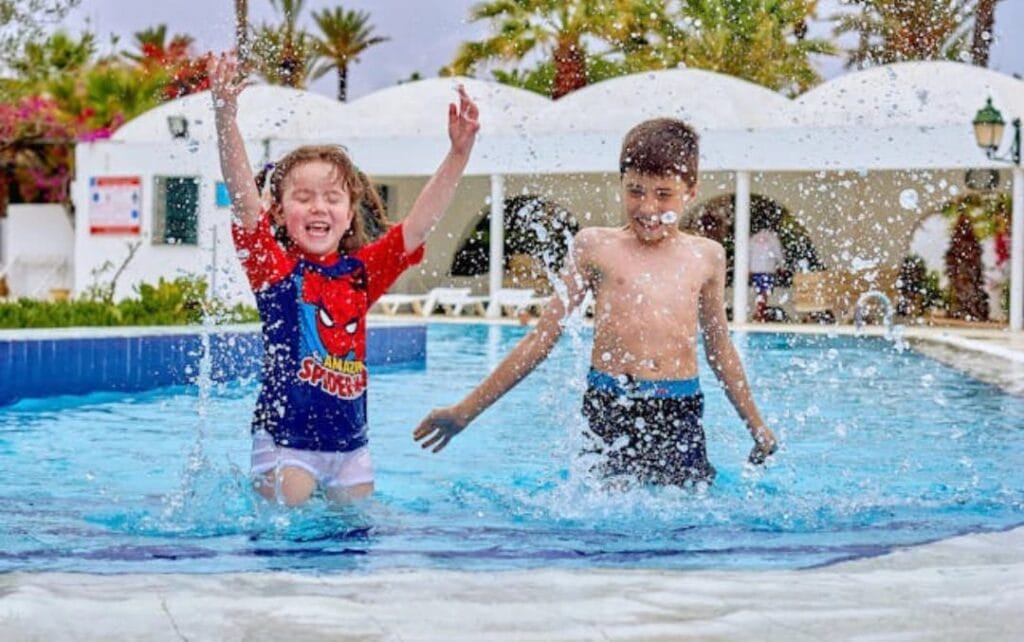 Urlaub mit Kindern in Ägypten – Die besten Hotels, Tipps und Ausflüge für Familien 3 Kinder beim Urlaub in Ägypten mit der Familie.sie genießen ihren Urlab im Pool des Hotels