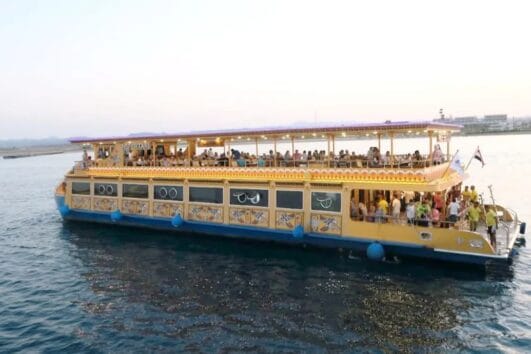 Luxuriöse Bootstour auf dem Nefertari von Marsa Alam U-Boot und Port Ghalib im Roten Meer mit Schwimmen, Schnorcheln und entspannter Atmosphäre.