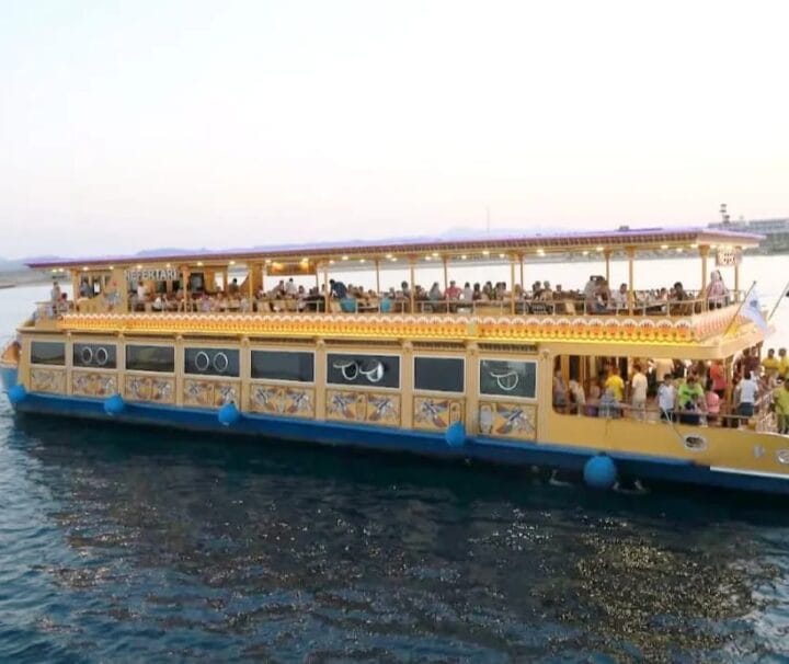 Luxuriöse Bootstour auf dem Nefertari von Marsa Alam U-Boot und Port Ghalib im Roten Meer mit Schwimmen, Schnorcheln und entspannter Atmosphäre.