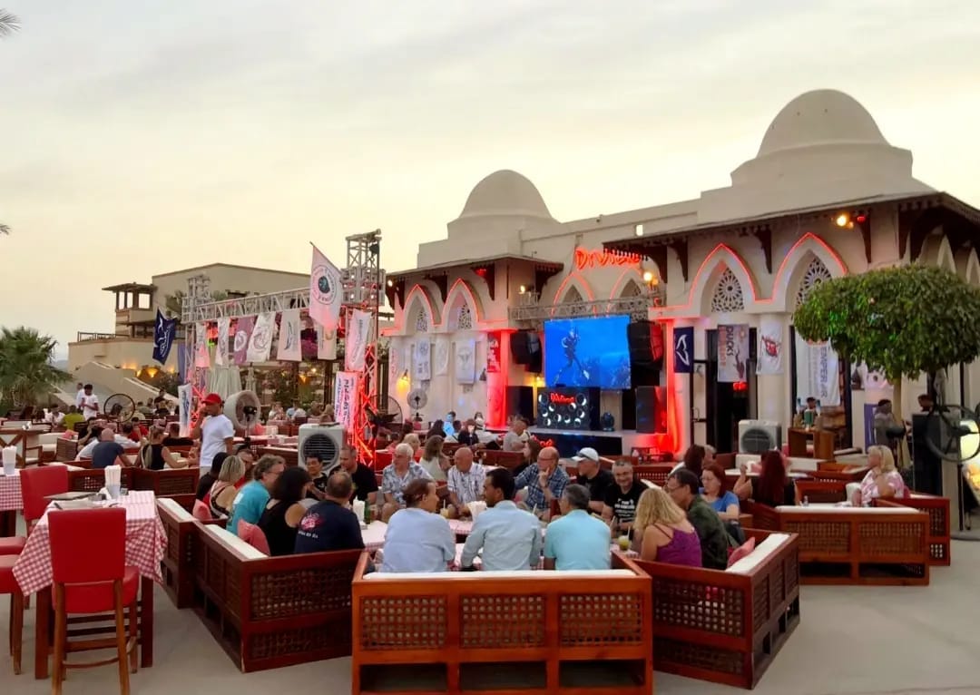 Marsa Alam U-Boot – Einzigartiges Erlebnis mit Schnorcheln & Glasbodenblick ab Port Ghalib 2 Sonnenuntergang im Café in Port Ghalib – Touristen genießen die Abendstimmung am Meer