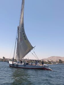 Ausflüge Makadi Bay 1 Gäste während einer Nilfahrt mit einem traditionellen Segelboot in Luxor – Ausflüge Makadi Bay