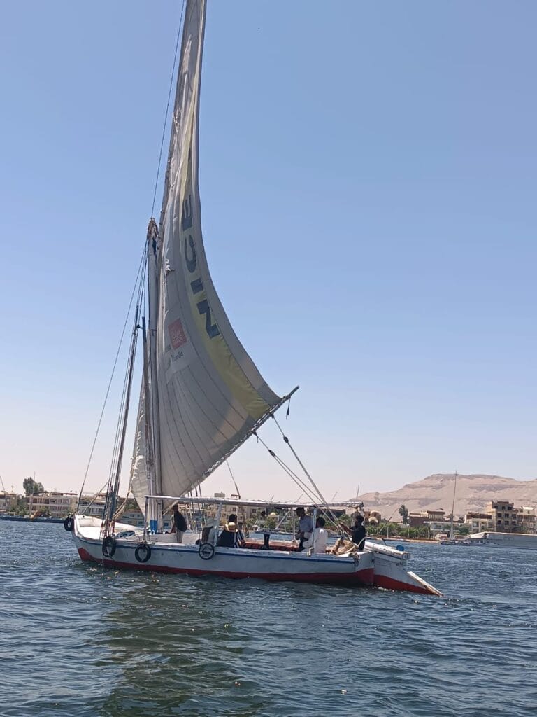 Der längste Fluss der Welt: Den Nil auf einer Ägyptenreise entdecken 3 Traditionelles Segelboot auf dem Nil in Luxor – dem längsten Fluss der Welt