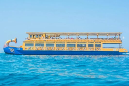 Glasbodenboot Nefertari in Marsa Alam mit Blick auf das Meer und bereit für Touristen