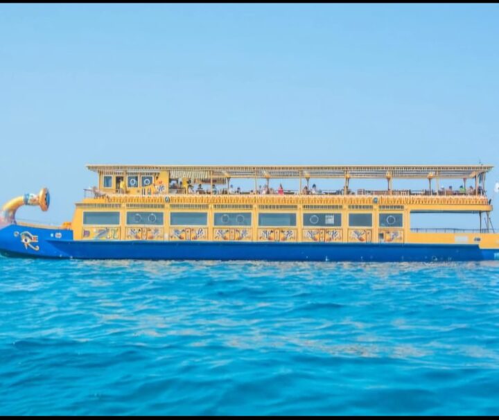 Glasbodenboot Nefertari in Marsa Alam mit Blick auf das Meer und bereit für Touristen