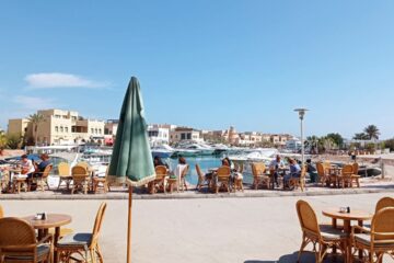 Makadi Bay nach El Gouna – Zuverlässiger Transfer für Ihren Urlaub 3 Ausblick auf die offene Natur El Gounas während eines Transfers von Makadi Bay