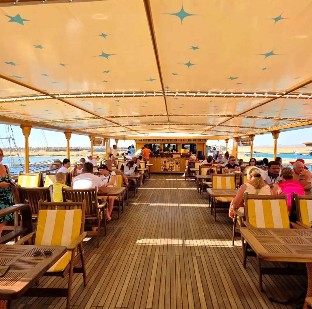 Marsa Alam U-Boot – Einzigartiges Erlebnis mit Schnorcheln & Glasbodenblick ab Port Ghalib 4 Oberdeck des Nefertari Boots mit Bar, Liegestühlen und Sitzbereichen während einer luxuriösen Bootstour im Roten Meer