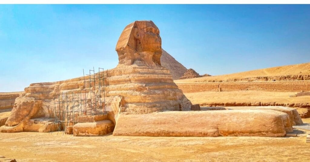 Pyramiden von Gizeh: Geschichte, Bauweise und spannende Fakten 3 Sphinx von Gizeh bei einem Kairo-Ausflug ab Marsa Alam.
