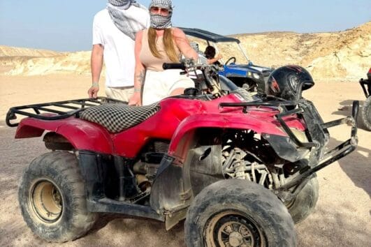 Marsa Alam Quad Tour Sonnenuntergang – Wüstensafari mit Kamelritt, Jeep & Beduinen-Erlebnis
