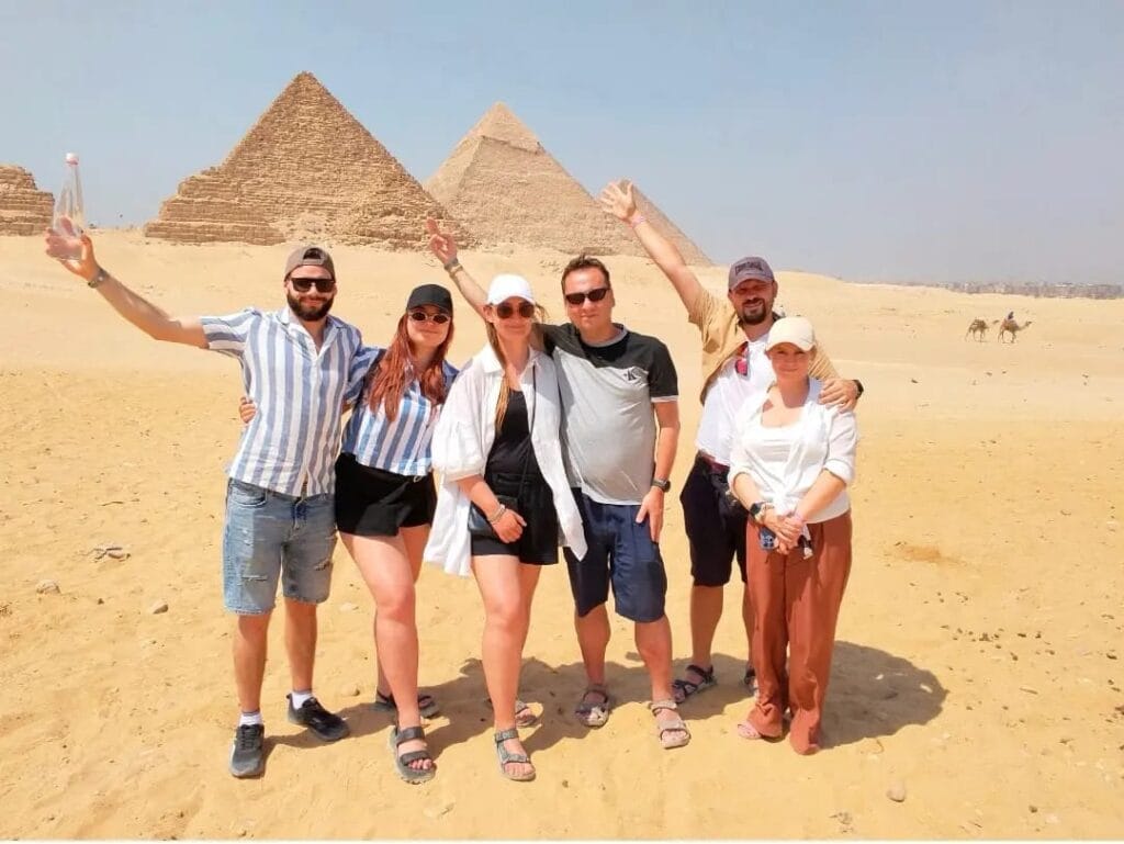 Kairo Pyramiden besichtigen: Der vollständige Guide für Ihren Besuch 2 Touristen vor den Pyramiden von Gizeh – Kairo auf eigene Faust entdecken