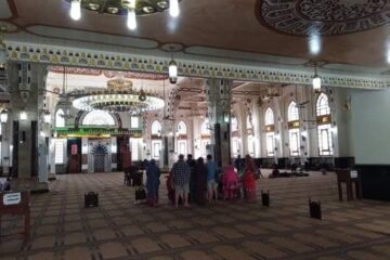 Kunden während der Stadtrundfahrt Hurghada beim Besuch einer Moschee in El Mina