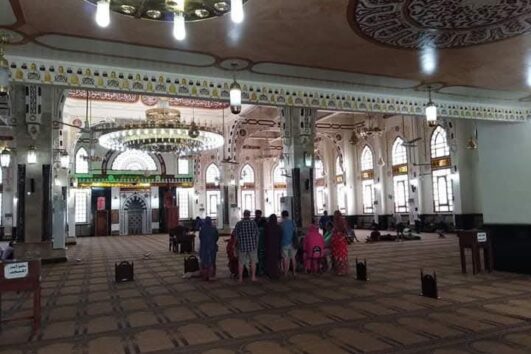 Kunden während der Stadtrundfahrt Hurghada beim Besuch einer Moschee in El Mina