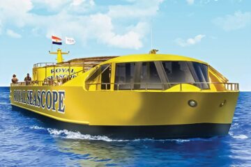 Glasbodenboot Port Ghalib auf dem Roten Meer mit Blick auf die Korallenriffe