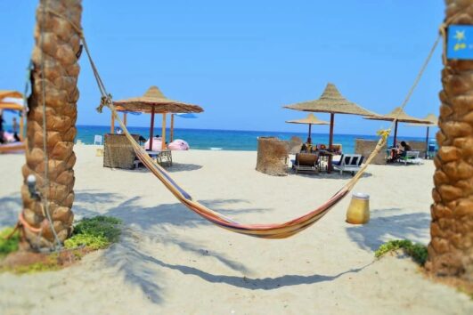 Abu Dabbab Schildkröten Bucht in Marsa Alam mit Sandstrand und klarem Wasser, ideal zum Schnorcheln mit Meeresschildkröten