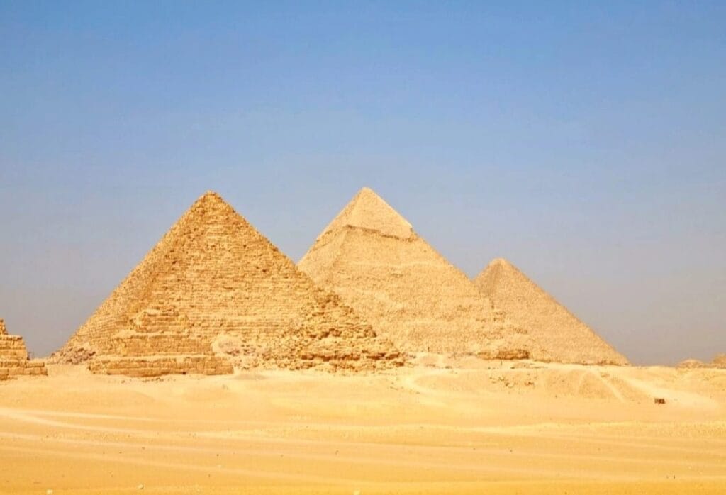 Wetter Ägypten im März:7 Fakten zur Temperaur und Meer 3 Die Besichtigung von der Pyramiden von Gizeh durch einen Ausflug von Marsa Alam nach Kairo