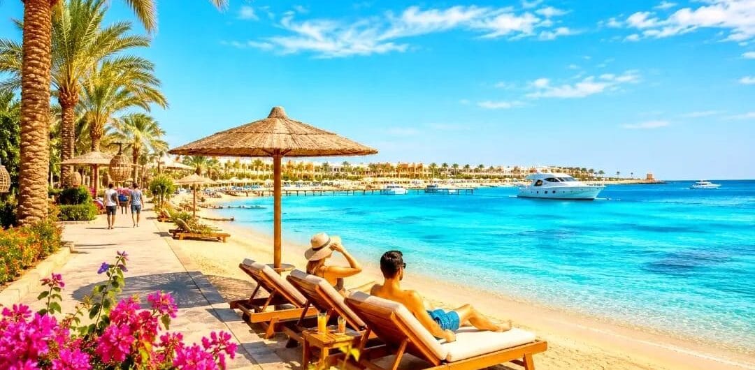 Hurghada Oktober Wetter mit sonnigem Strand, türkisblauem Roten Meer und klarem Himmel