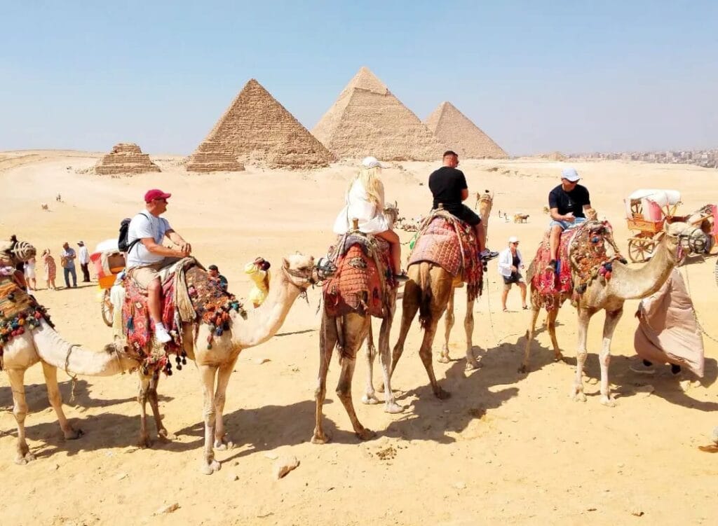 Kairo Pyramiden besichtigen: Der vollständige Guide für Ihren Besuch 5 Kamelreiten vor den Kairo Pyramiden während eines Ägypten Pyramiden Urlaubs