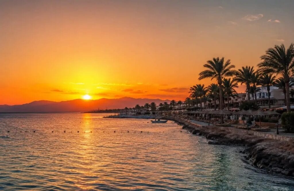 Sonnenuntergang in Hurghada im Oktober am Roten Meer mit klarem Himmel und warmem Abendlicht
