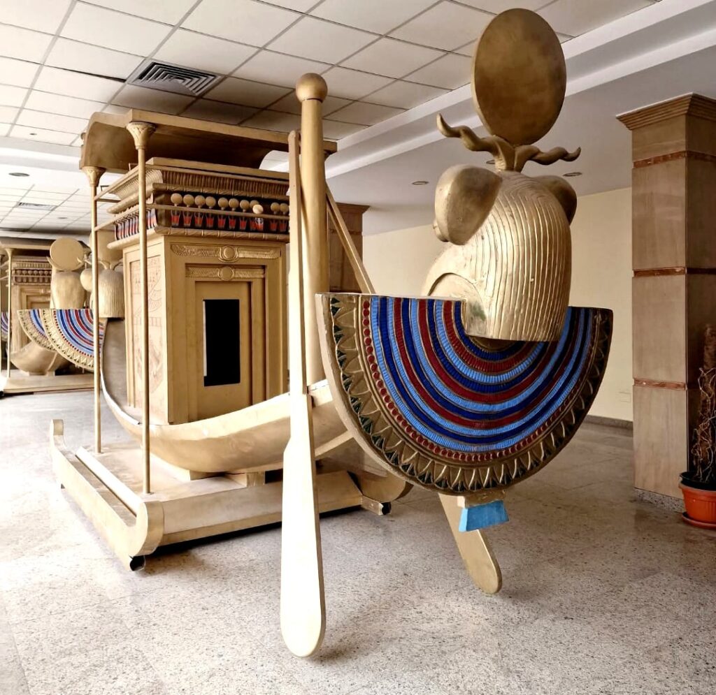 Dies Foto ist für ein goldenes Boot im Karnak Tempel durch einer der Ausflüge von Hurghada nach Luxor Tal der Könige
