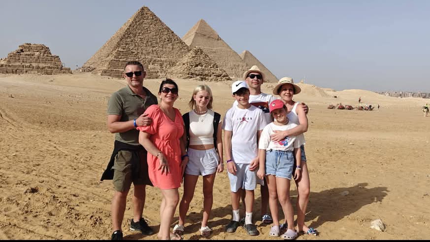 Eine Familie genießt ihre Zeit bei den Pyramiden von Gizeh durch Ausflugsmoeglichkeiten hurghada nach Kairo bei den Pyramiden