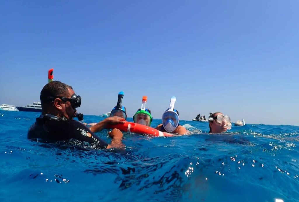 Ein Foto zeigt die Touristen genießen ihre Zeit im roten Meer beim Hurghada Ausflüge Schnorcheln