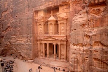 Ausflug von Sharm El Sheikh nach Petra – Ein privater Tagesausflug 27 Ausflug von Sharm El Sheikh nach Petra – Eingang der berühmten Felsenstadt Petra in Jordanien