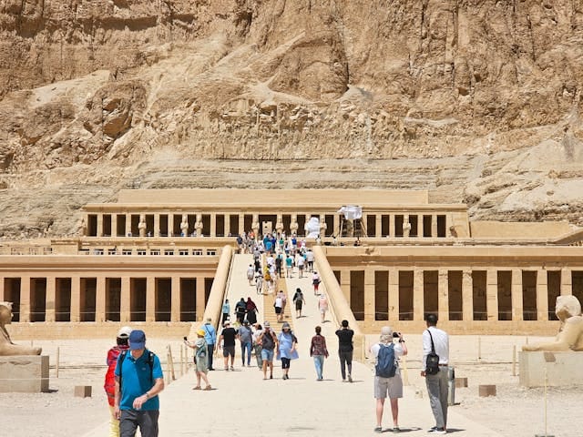 Privater Ausflug von Hurghada nach Luxor – Individuelle Tagestour mit deutschem Reiseführer 5 Ausflug Hurghada nach Luxor – beeindruckender Hatschepsut Tempel in Luxor mit einzigartiger Architektur und Geschichte
