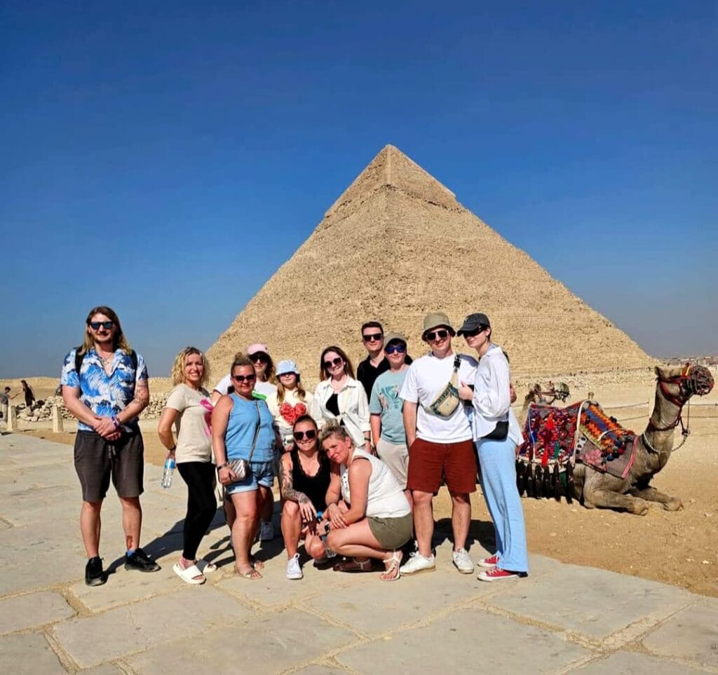 Ein Foto bei den Pyramiden von Gizeh durch eine Tagestour von Hurghada zu den Pyramiden