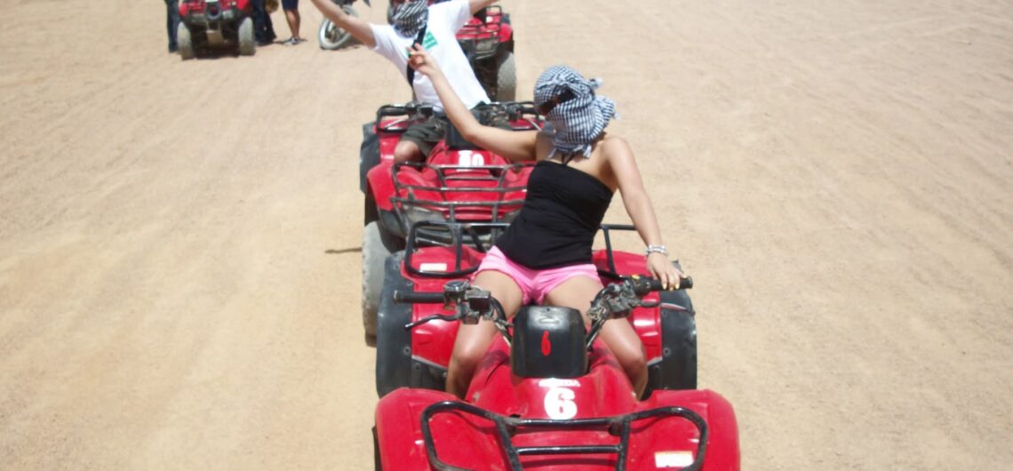 Quad Tour Ägypten – Das ultimative Abenteuer in der Wüste 1 Quad Tour Ägypten Hurghada – Touristen fahren Quad in der Wüste bei Hurghada