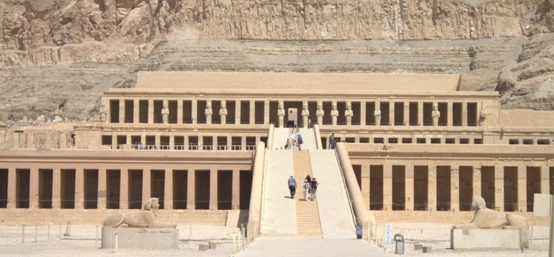 Totentempel der Hatschepsut in Luxor – beeindruckende Architektur im Deir el-Bahari