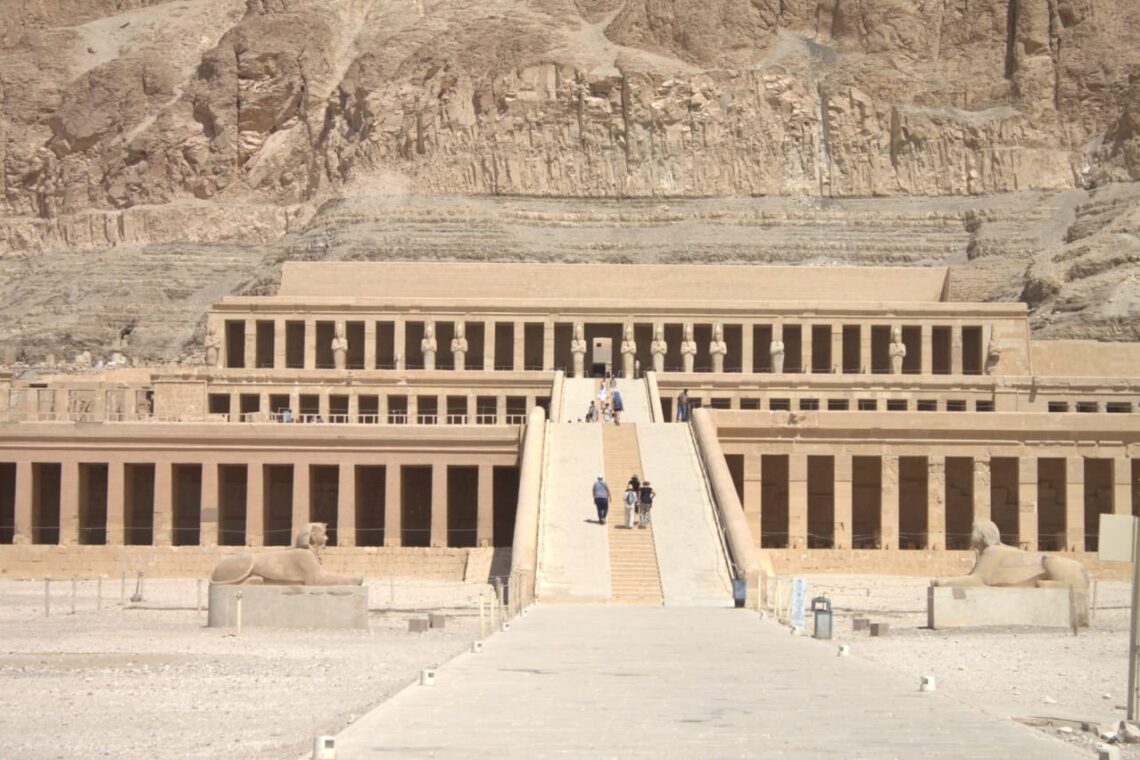Totentempel der Hatschepsut in Luxor – beeindruckende Architektur im Deir el-Bahari