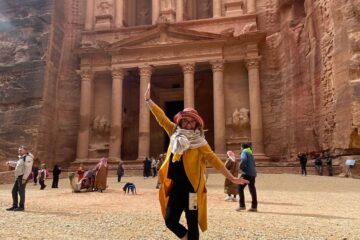 Ausflug von Sharm El Sheikh nach Petra – Ein privater Tagesausflug 2 Kundin vor der beeindruckenden Felsenstadt Petra in Jordanien beim Ausflug von Sharm El Sheikh nach Petra