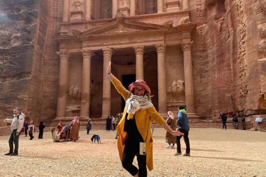 Kundin vor der beeindruckenden Felsenstadt Petra in Jordanien beim Ausflug von Sharm El Sheikh nach Petra