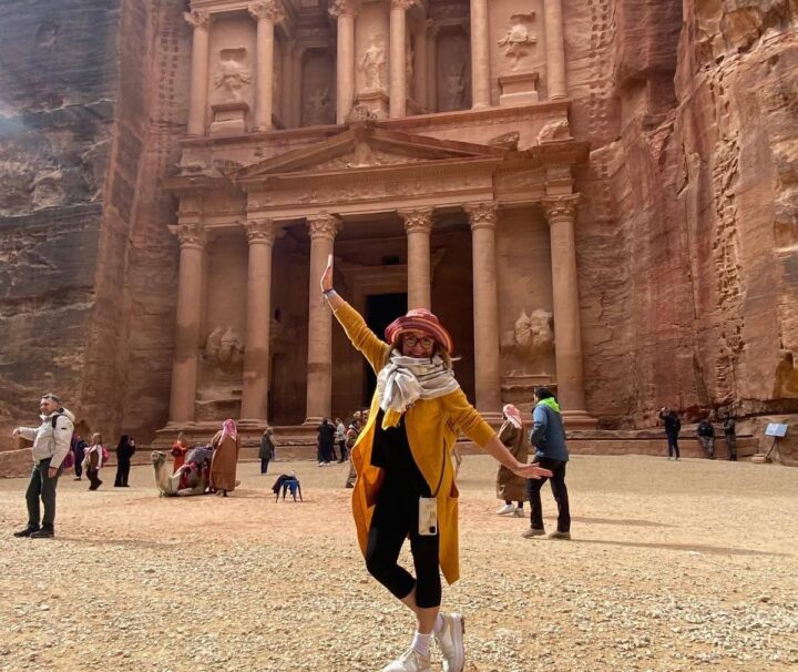 Ausflug von Sharm El Sheikh nach Petra – Ein privater Tagesausflug 1 Kundin vor der beeindruckenden Felsenstadt Petra in Jordanien beim Ausflug von Sharm El Sheikh nach Petra