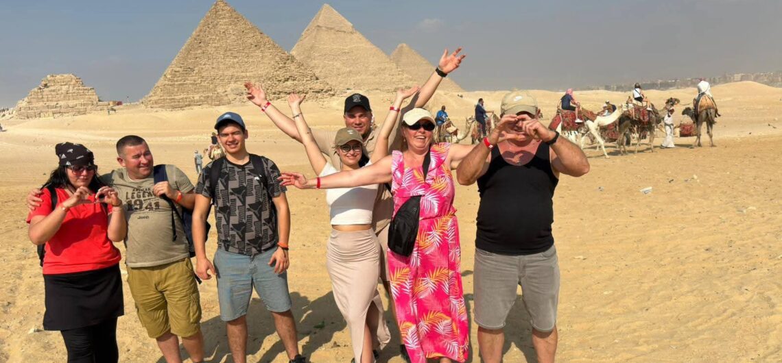 Ausflüge Hurghada deutscher Anbieter – Private Kultur- und Schnorchelausflüge 2 Familie bei den Pyramiden von Gizeh – Ausflüge Hurghada deutscher Anbieter
