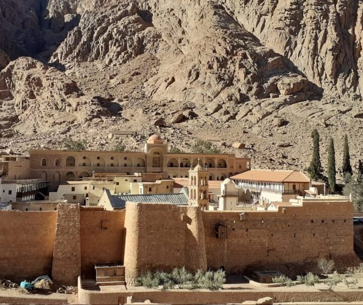 Tagesausflug von Sharm El Sheikh zum Katharinenkloster 4 Tagesausflug von Sharm El Sheikh zum Katharinenkloster – beeindruckendes Kloster in den Sinai-Bergen mit historischen Gebäuden und religiöser Atmosphäre.