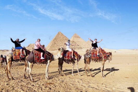 Ausflug nach Kairo von Hurghada – Familie vor den Pyramiden von Gizeh