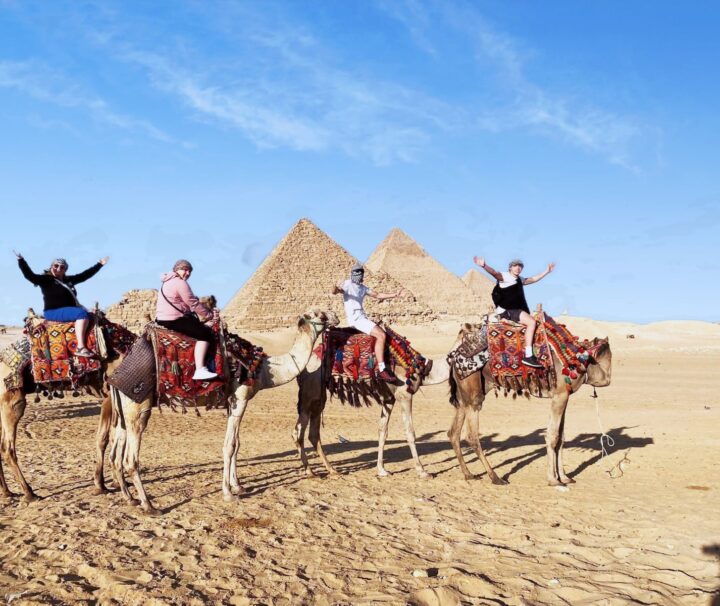 Ausflug nach Kairo von Hurghada – Familie vor den Pyramiden von Gizeh