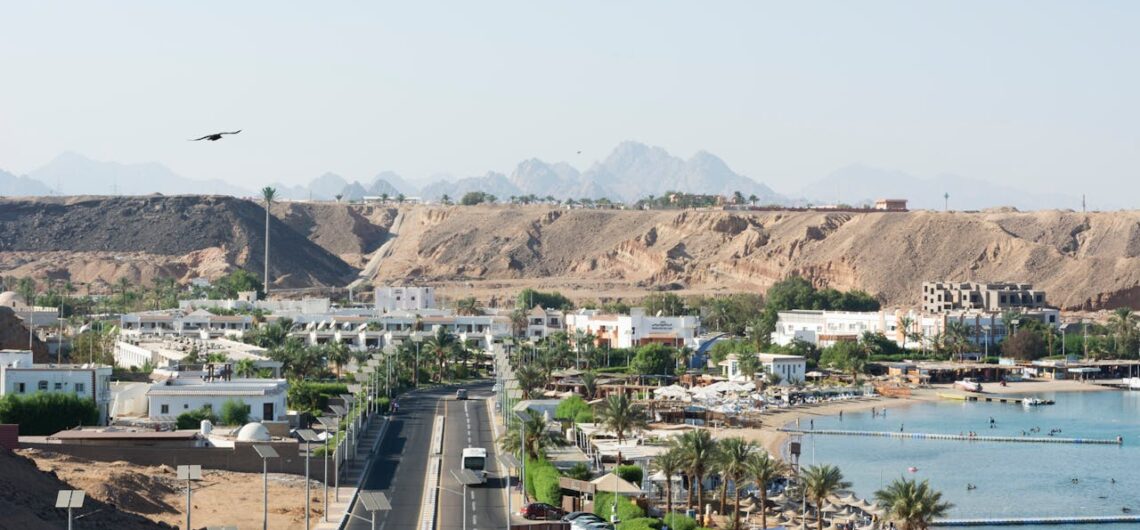 Top 10 einzigartige Sharm El Sheikh Sehenswürdigkeiten für deinen Traumurlaub 1 Schöne Ansicht von Sharm El Sheikh Sehenswürdigkeiten, Hotels und Stränden – perfekt für Touristen, die Sharm El Sheikh Sehenswürdigkeiten entdecken möchten.