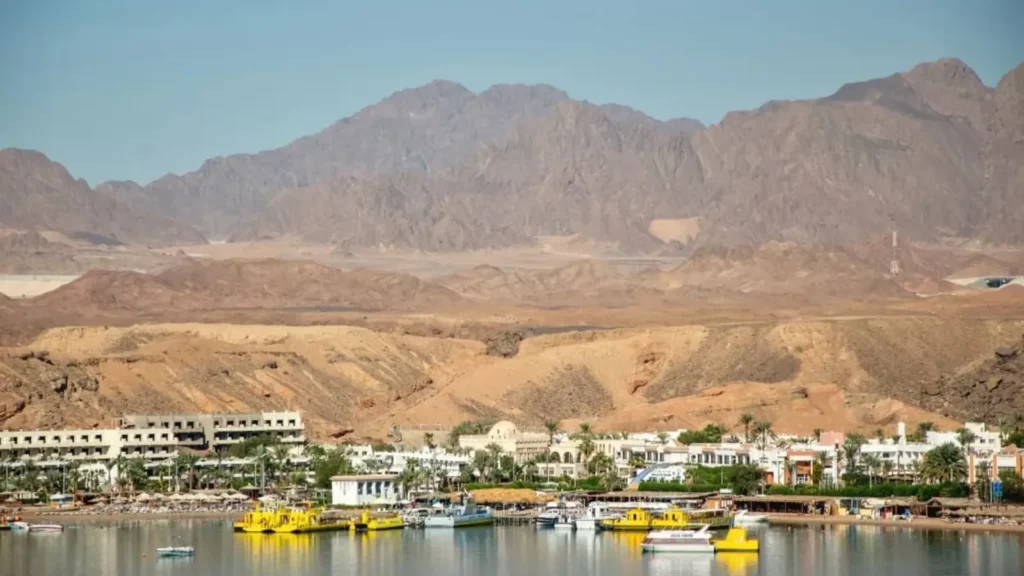  Yachthafen mit Booten vor der beeindruckenden Berglandschaft der Sinai-Halbinsel am Roten Meer