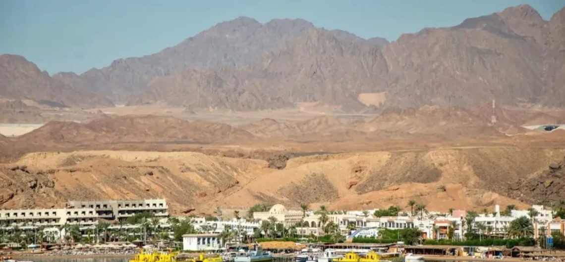 Sharm El Sheikh Stadt mit Hafen am Roten Meer und Bergen im Hintergrund.