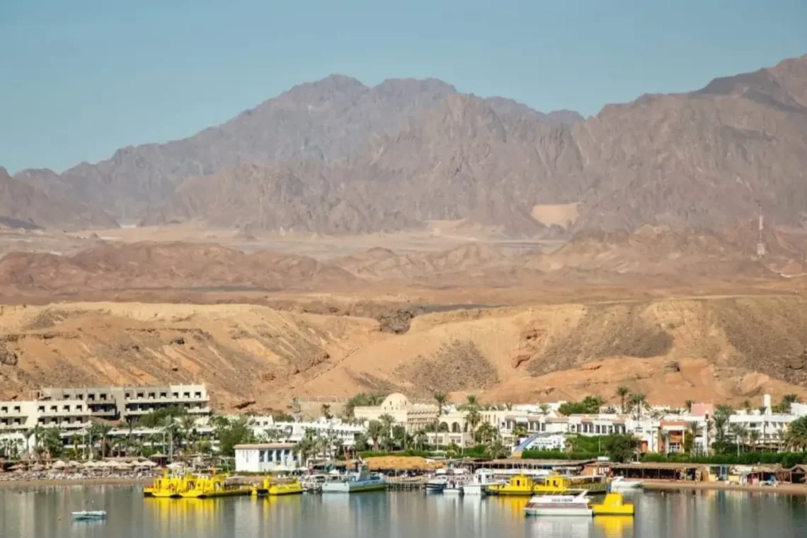 Sharm El Sheikh Stadt mit Hafen am Roten Meer und Bergen im Hintergrund.
