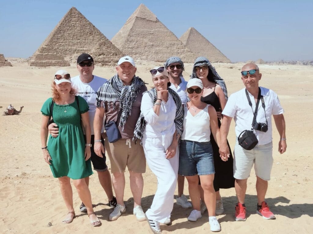 Scharm El Scheich Sehenswürdigkeiten – Familie vor den Pyramiden von Gizeh
