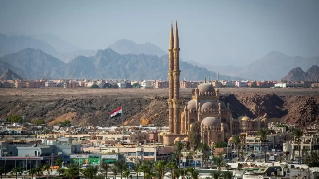 Sharm El Sheikh Stadtzentrum mit eL Sahaba Moschee und Bergen im Hintergrund.