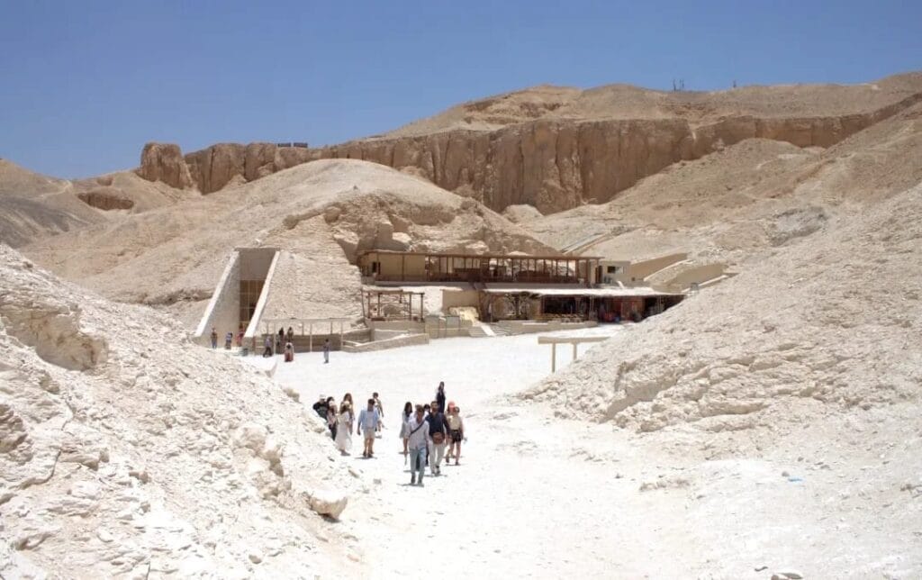 Auf dem Foto sind einige Gräber im Tal  der Könige durch einen Tagesausflug ab Hurghada
