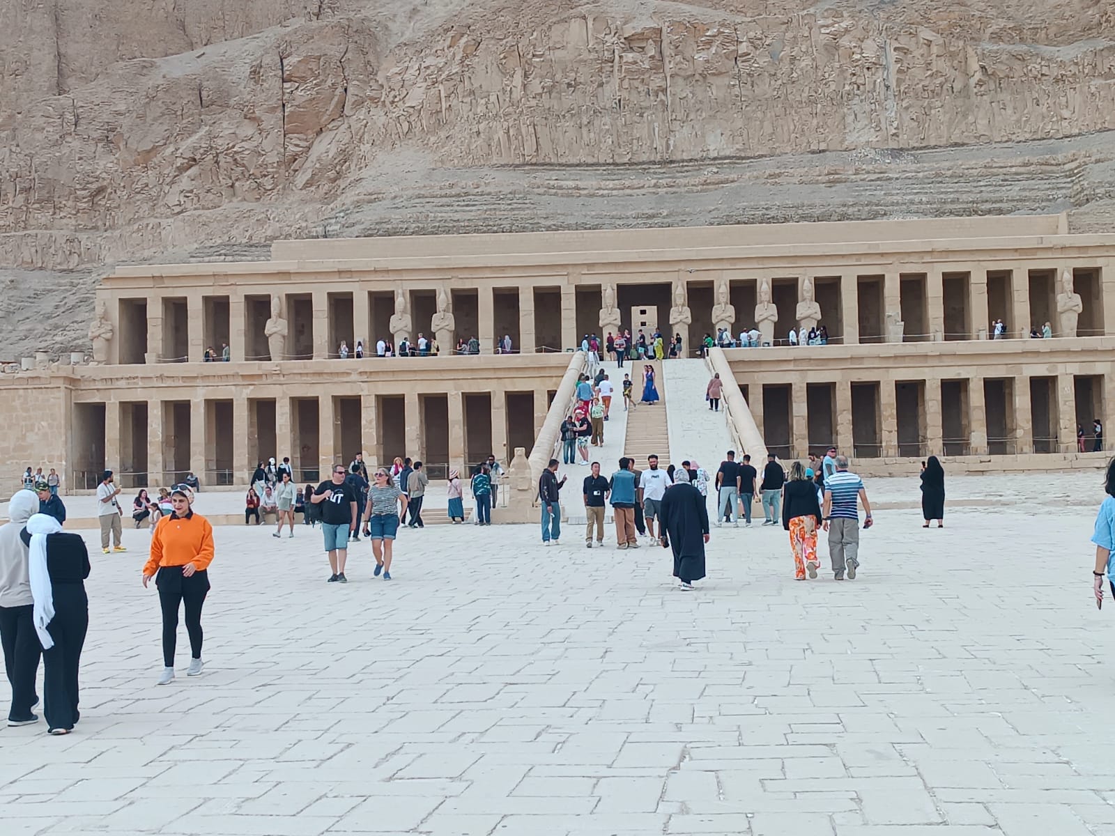 2 Tage Ausflug von Safaga nach Luxor 1 Hatschepsut Tempel in Luxor -2 tage Ausflug von Safaga nach Luxor