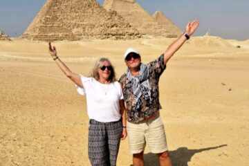 Zwei Touristen vor den Pyramiden von Cheops und Chephren in Gizeh, Ägypten – Kairo Tagestour mit flug ab Safaga