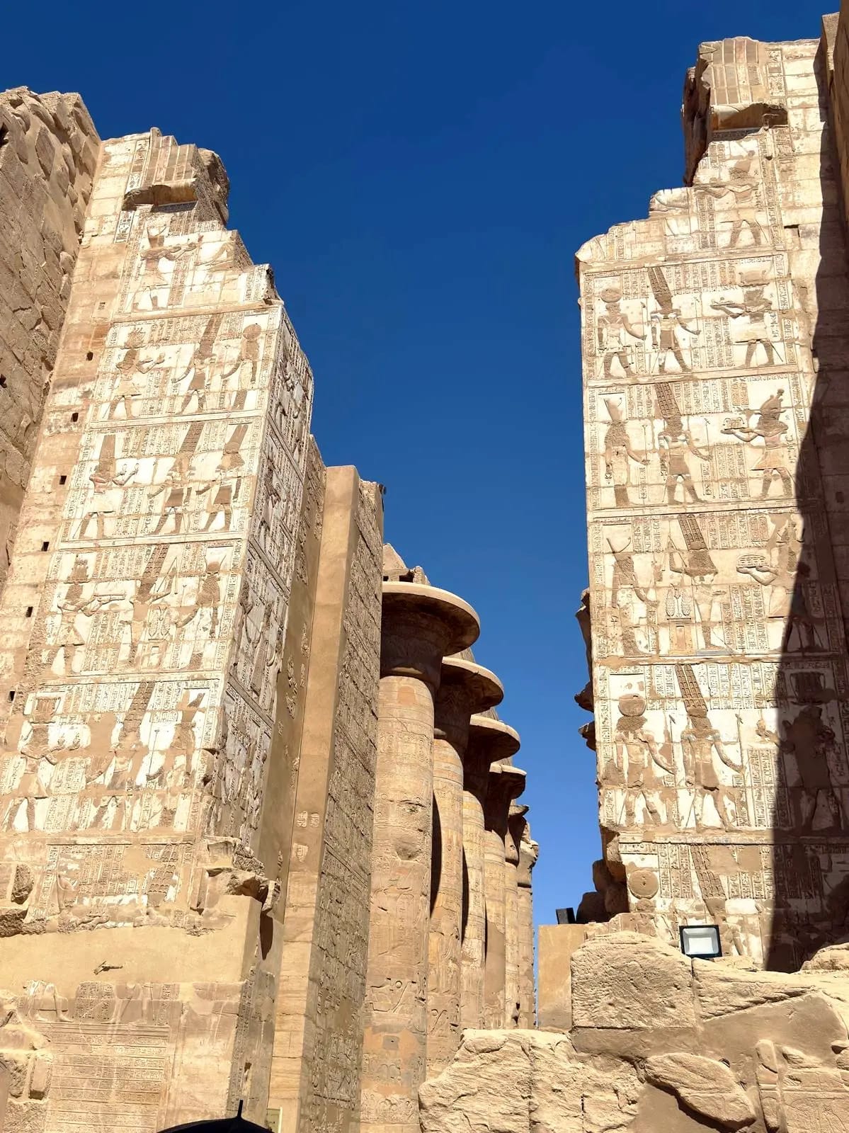 2 Tagesausflug von Hurghada nach Luxor – Karnak, Tal der Könige, Medinet Habu & deutschsprachiger Ägyptologe 2 Karnak Tempel Hurghada – Monumentale Eingangspylonen des Karnak-Tempels während eines privaten Luxor-Ausflugs von Hurghada.