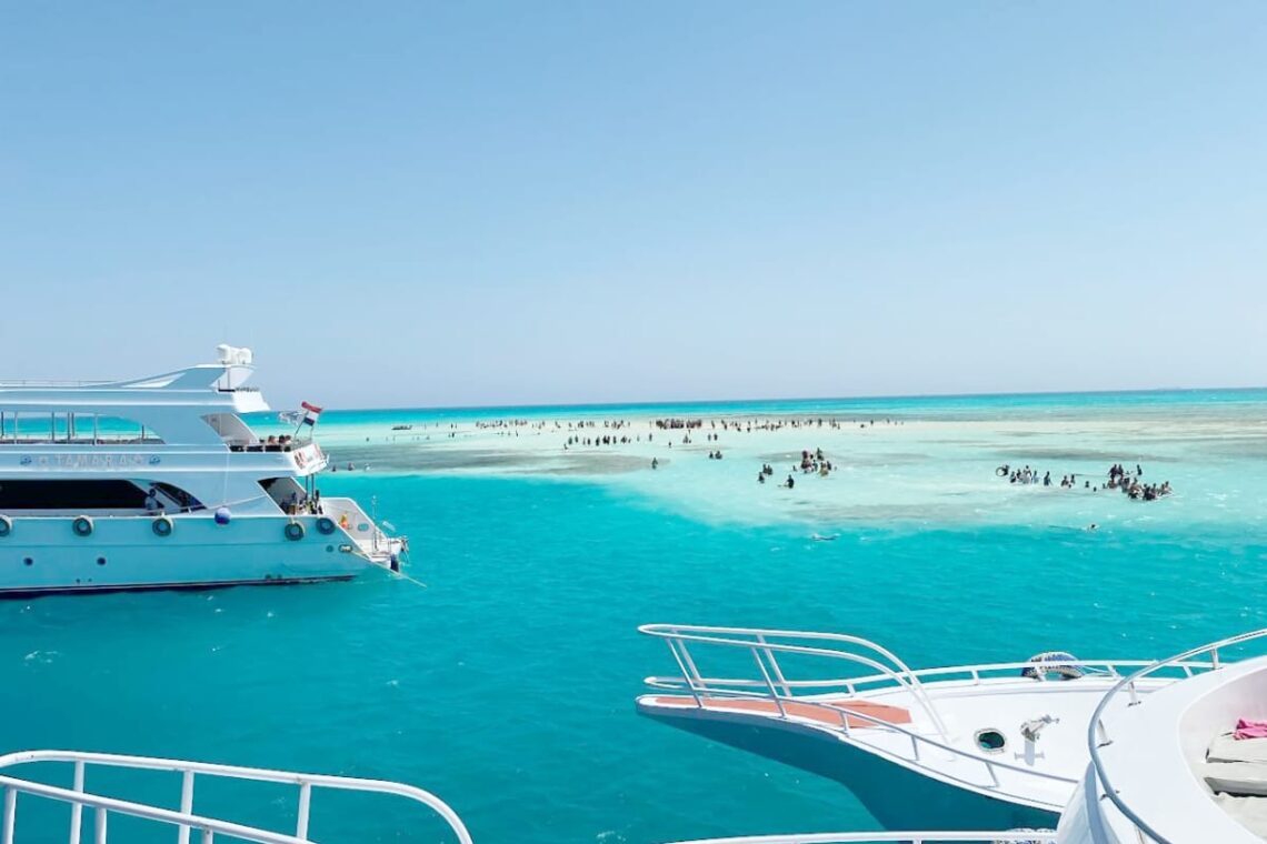 Wetter Safaga Ägypten – Temperaturen & Ausflüge in 12 Monaten 2 Teil eines Bootes beim Schnorcheln in Safaga, Rotes Meer, Wetter Safaga Ägypten