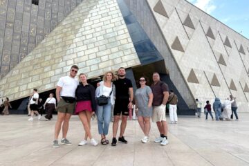 Touristen vor dem großen ägyptischen Museum (GEM)- 2-tägiger Ausflug nach Kairo ab Safaga