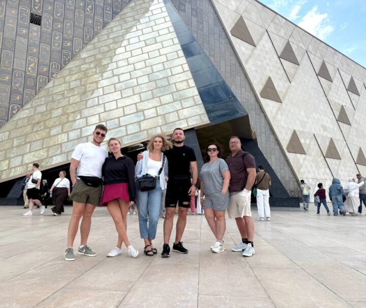 Touristen vor dem großen ägyptischen Museum (GEM)- 2-tägiger Ausflug nach Kairo ab Safaga